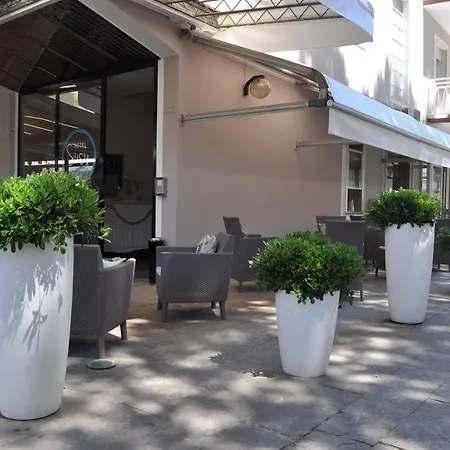 Susy - Ambienti Rinnovati - Direttamente Su Viale Dante E A Due Passi Dal Mare Szálloda Riccione