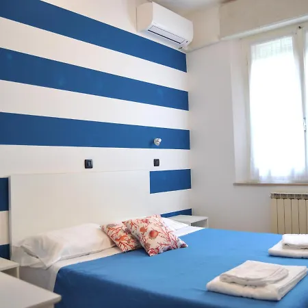 Szálloda Susy - Ambienti Rinnovati - Direttamente Su Viale Dante E A Due Passi Dal Mare Riccione