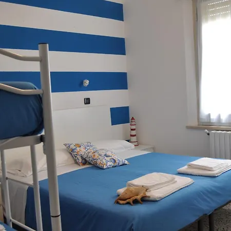 Susy - Ambienti Rinnovati - Direttamente Su Viale Dante E A Due Passi Dal Mare Szálloda 2*