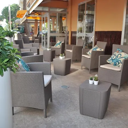 Susy - Ambienti Rinnovati - Direttamente Su Viale Dante E A Due Passi Dal Mare Hotel Riccione
