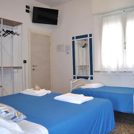 Hotel Susy - Ambienti Rinnovati - Direttamente Su Viale Dante E A Due Passi Dal Mare 2*