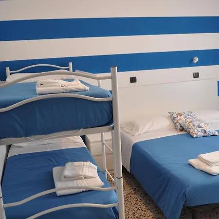 Susy - Ambienti Rinnovati - Direttamente Su Viale Dante E A Due Passi Dal Mare Hotel 2*